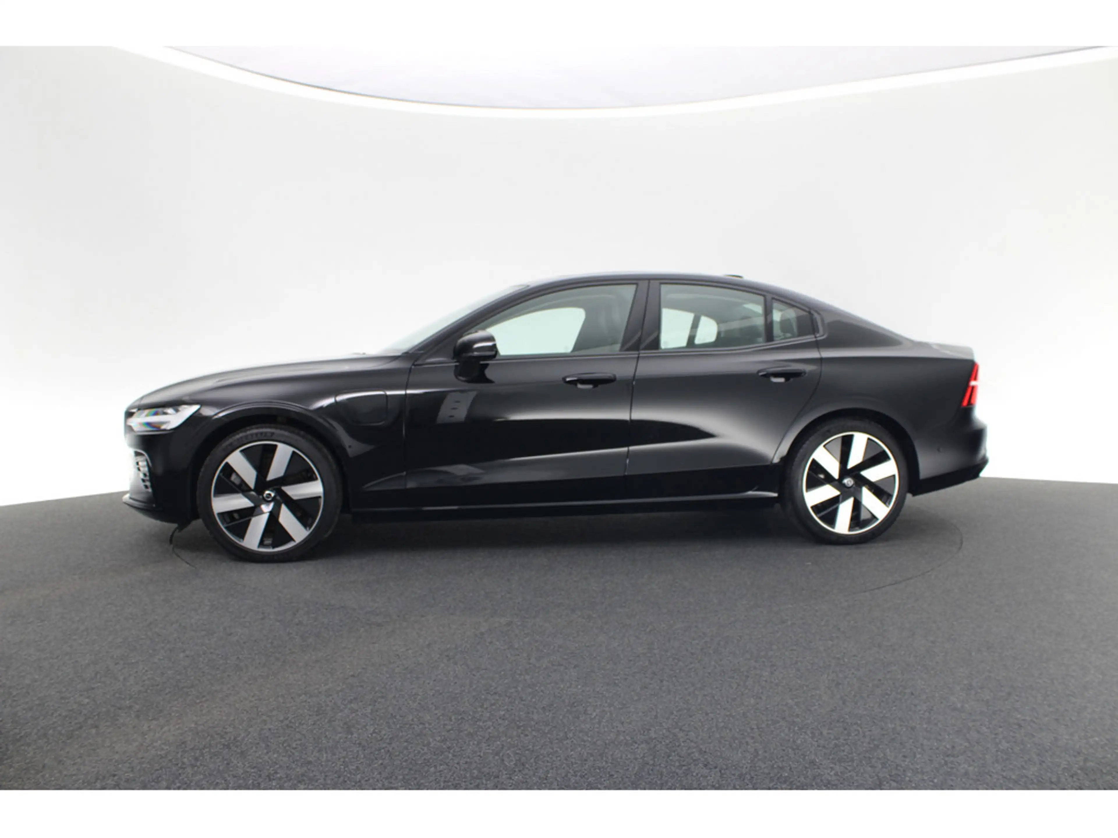 Volvo S60 T8 Ultimate Dark Recharge Plug-In Hybrid AWD — photo 2