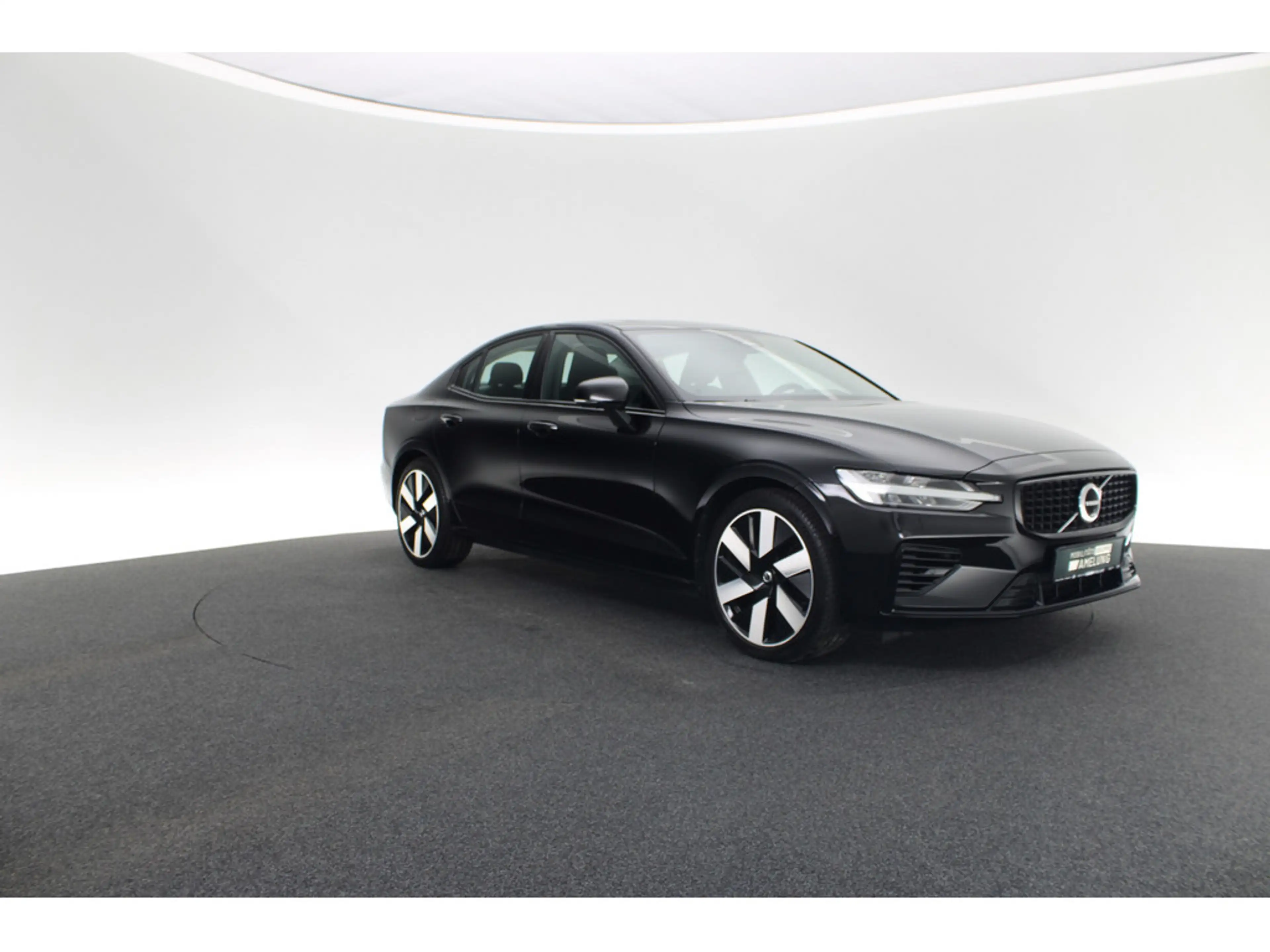 Volvo S60 T8 Ultimate Dark Recharge Plug-In Hybrid AWD — photo 9