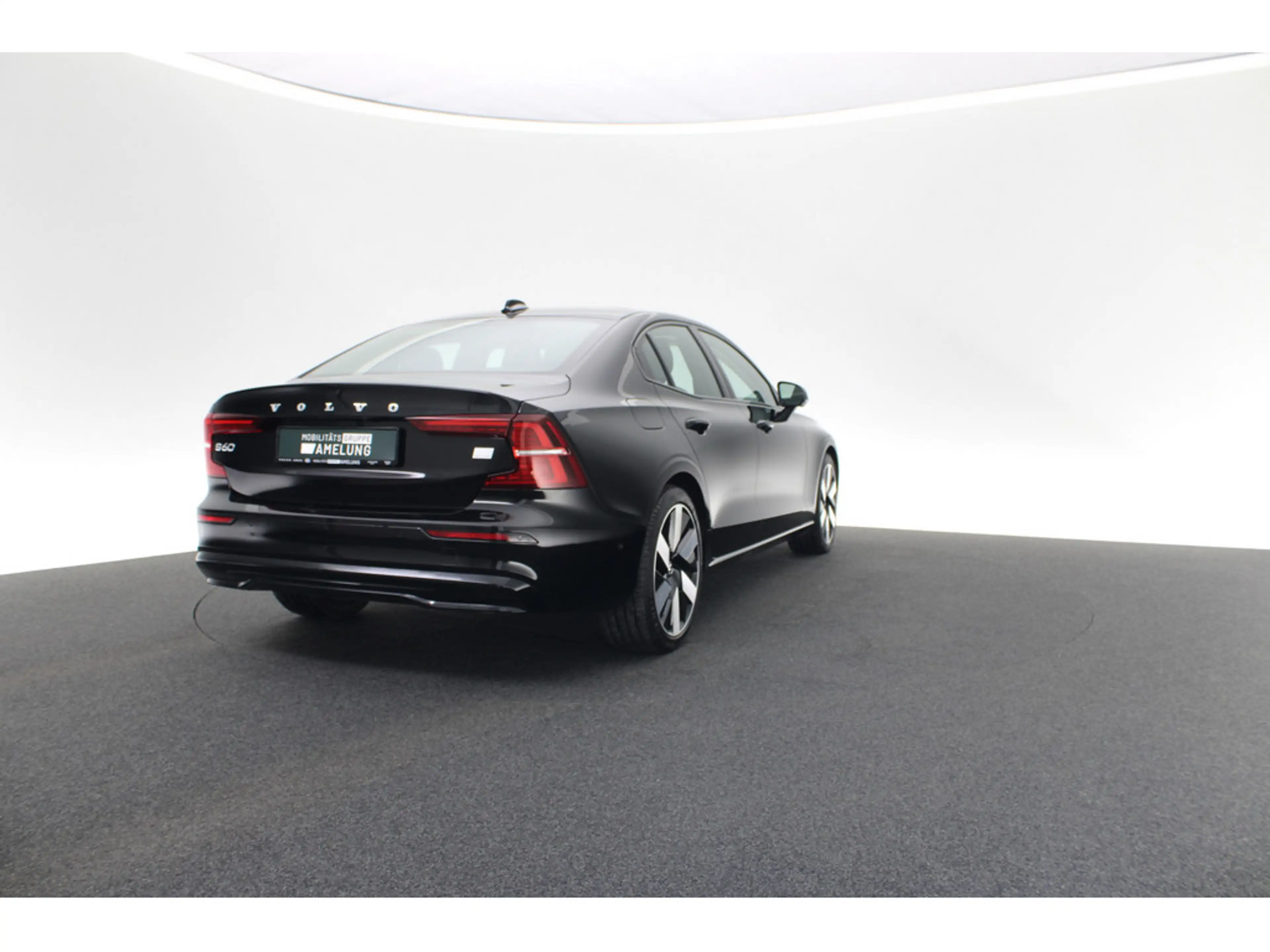 Volvo S60 T8 Ultimate Dark Recharge Plug-In Hybrid AWD — photo 7