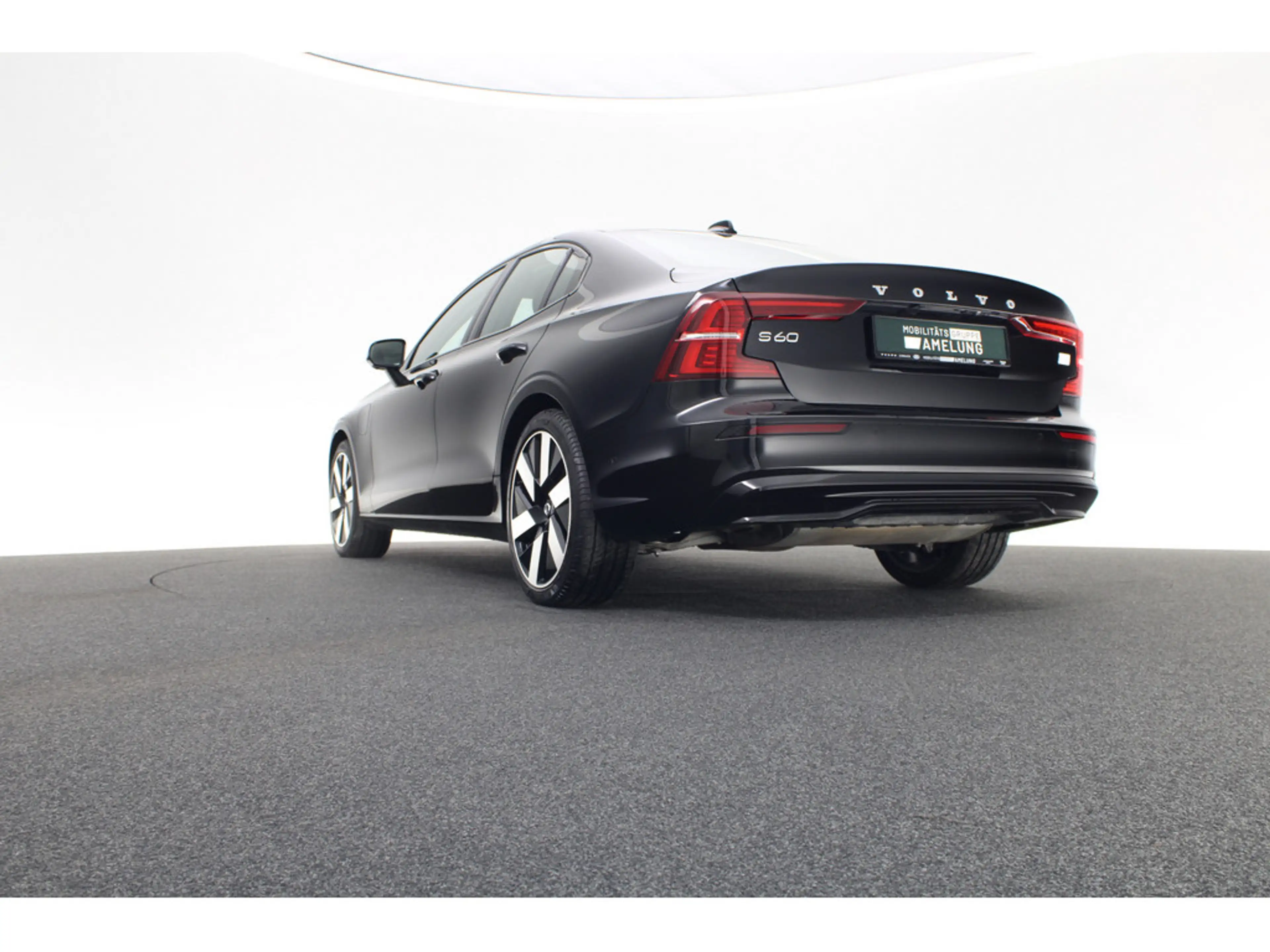 Volvo S60 T8 Ultimate Dark Recharge Plug-In Hybrid AWD — photo 13