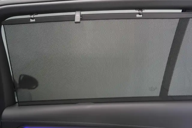 Mercedes-Benz 220 view 9