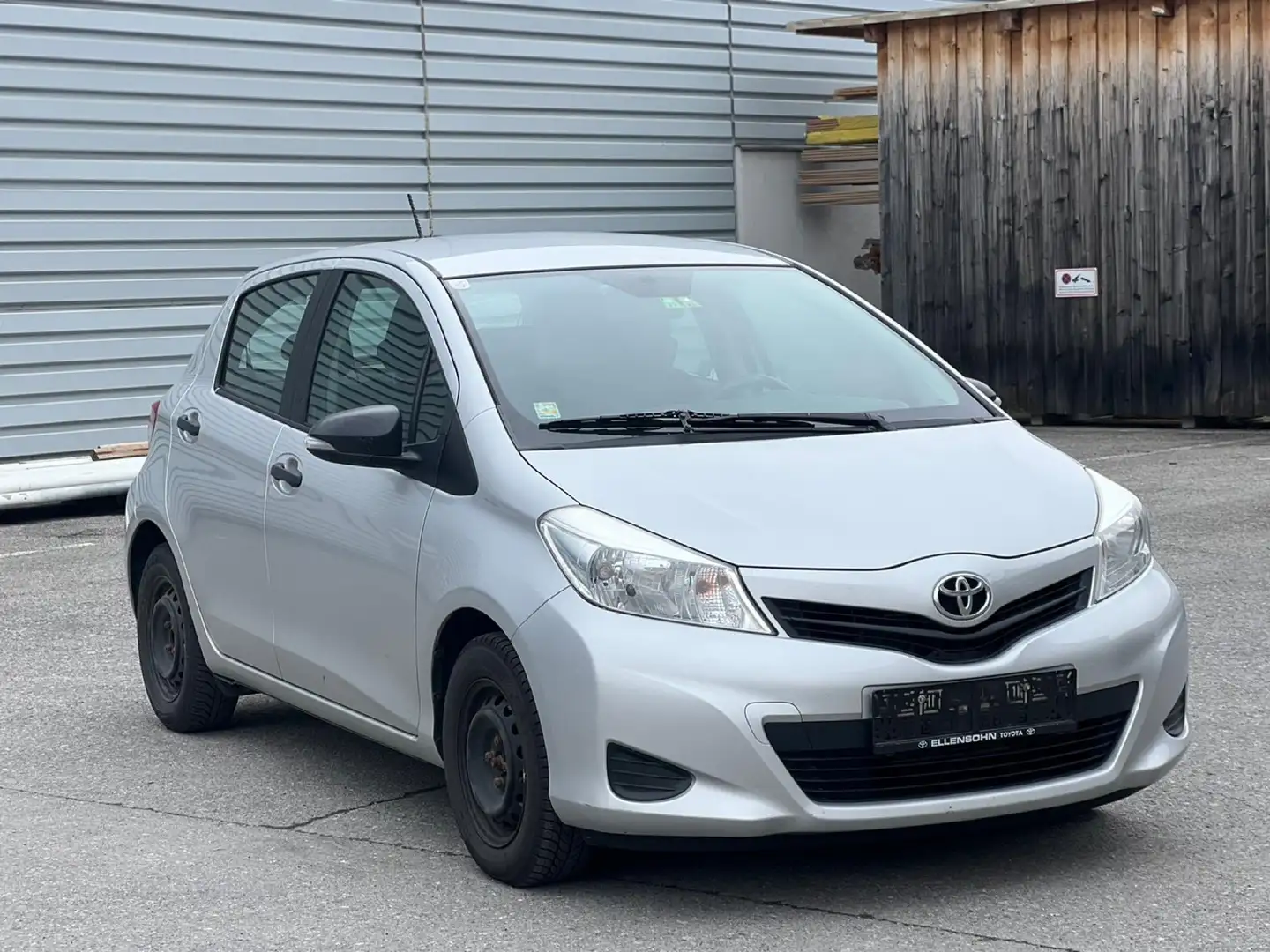 Toyota Yaris 1,0 VVT-i Trend Silber - 2
