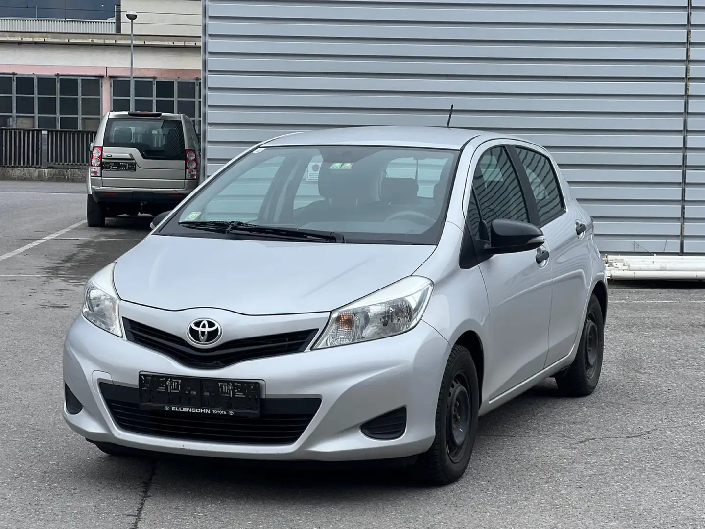 Toyota Yaris 1,0 VVT-i Trend Silber - 1