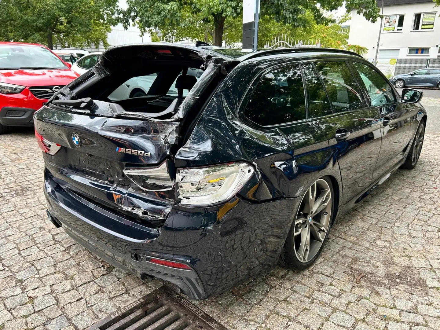 BMW 550 d xDrive Touring Autom. Zwart - 2