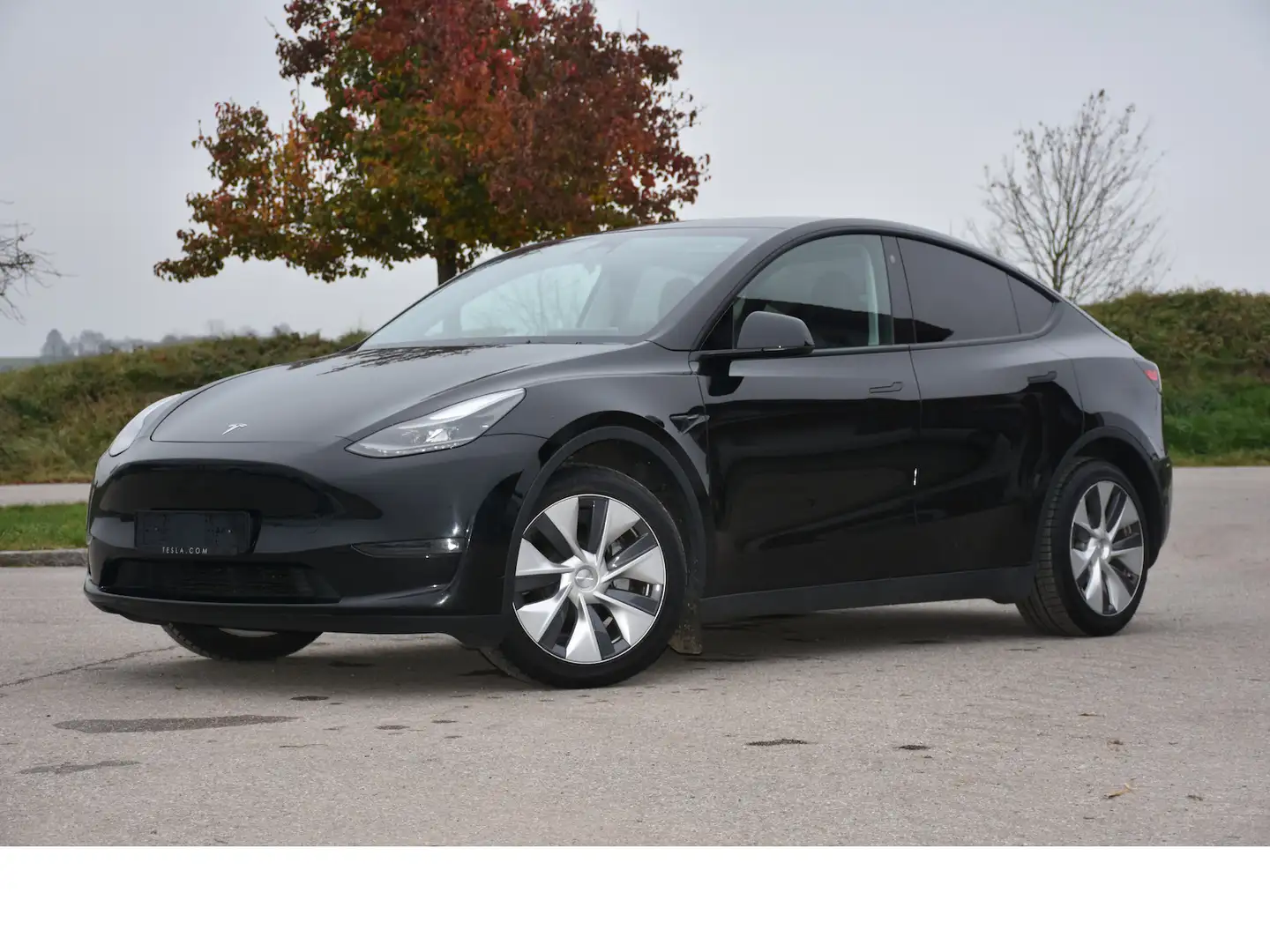 Tesla Model Y Long Range Dual AWD/Black/Black Schwarz - 1