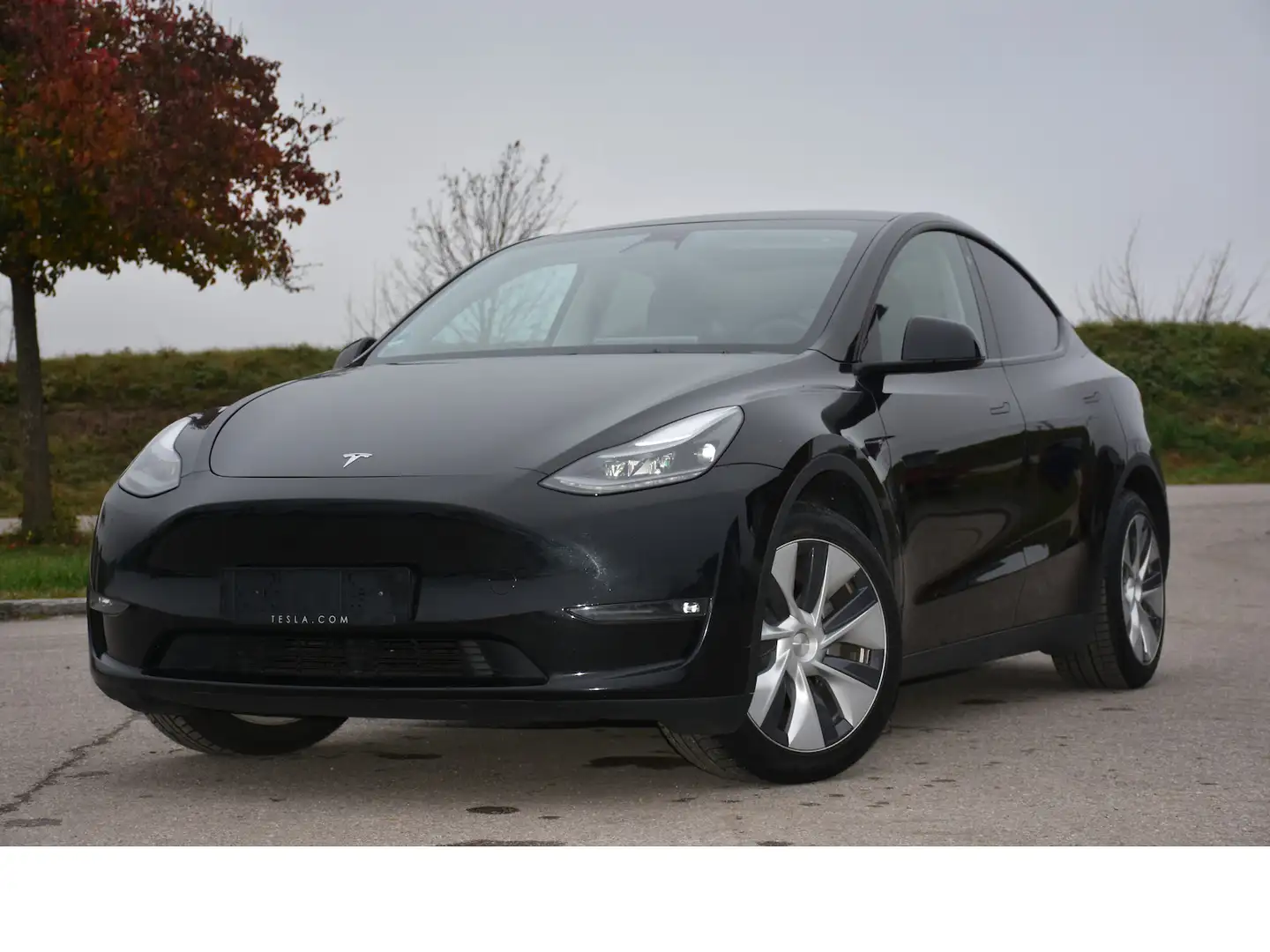 Tesla Model Y Long Range Dual AWD/Black/Black Schwarz - 2