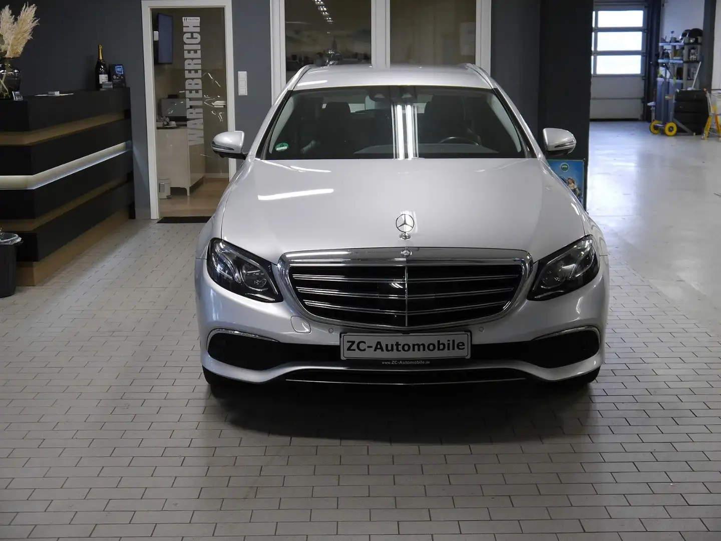 Mercedes-Benz E 220 d T - Luxury - AHK - LED - 360° Silber - 2