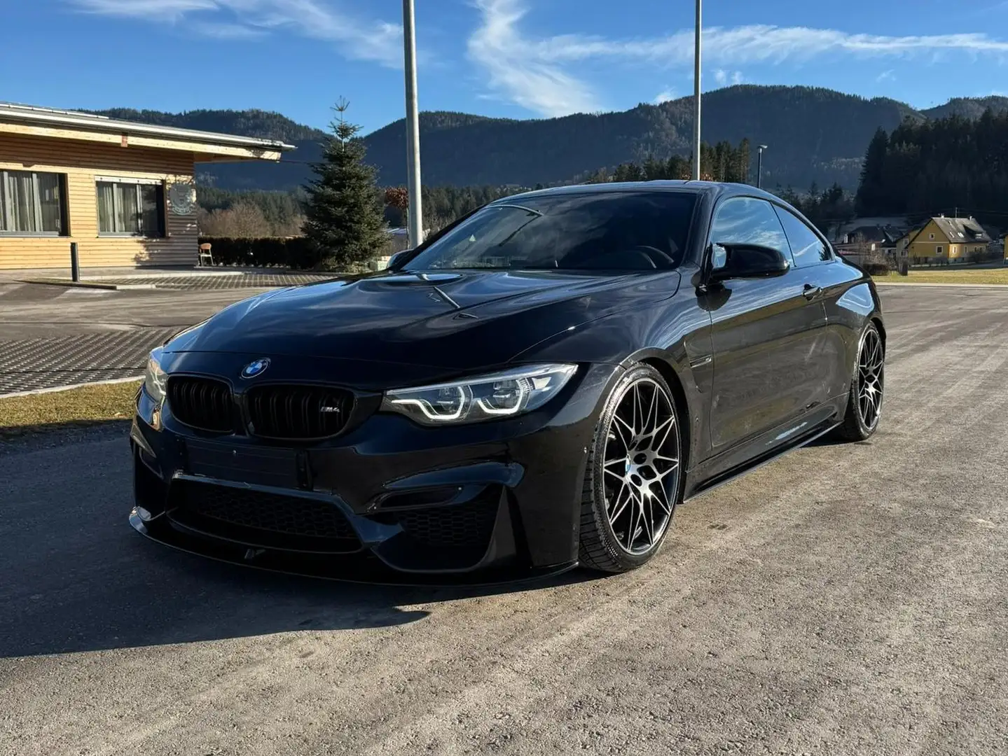BMW M4 Competition Facelift Schwarz - 1