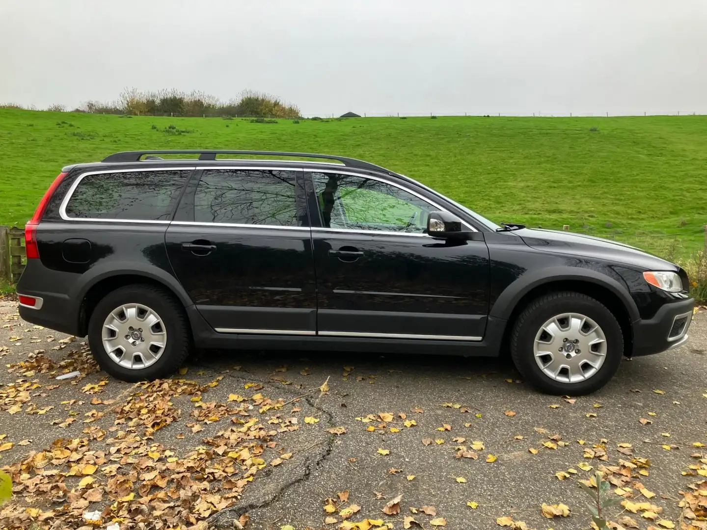 Volvo XC70 3.2 237pk / LPG (Prins) / Stoelverwarming en venti Zwart - 2