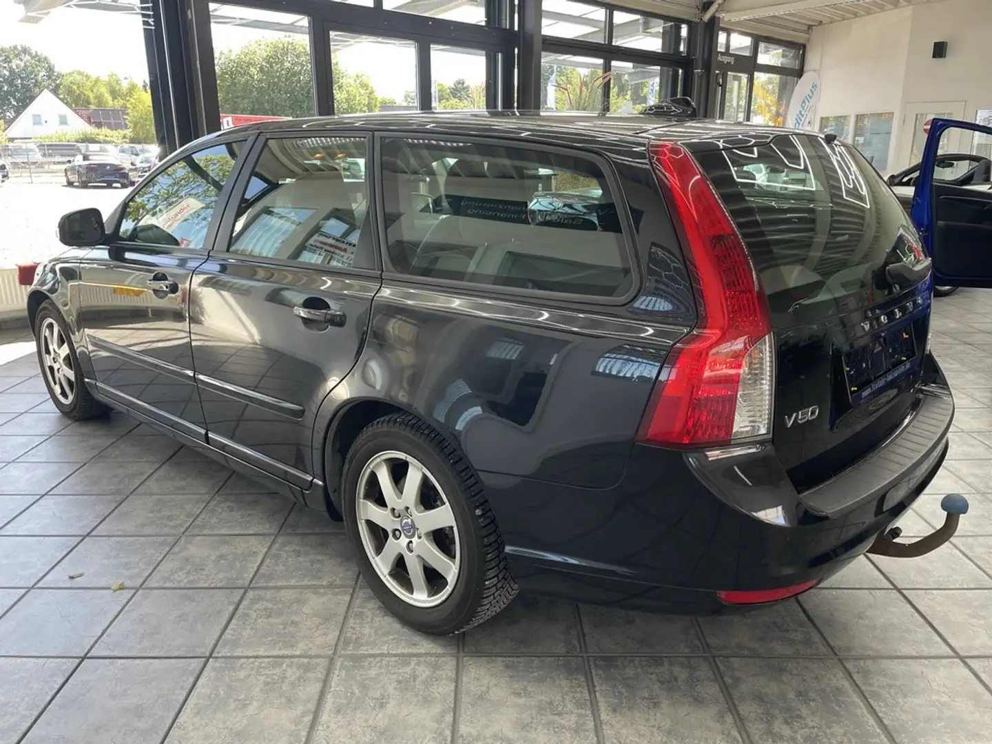 Volvo V50 1.6 D Drive Momentum, Klima, Sitzheiz., AHK Чорний - 2