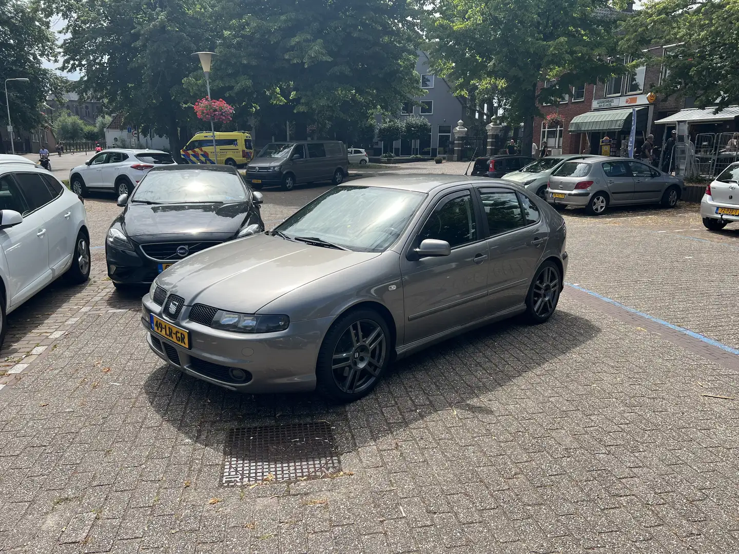SEAT Leon 1.8-20VT Topsport Gris - 1