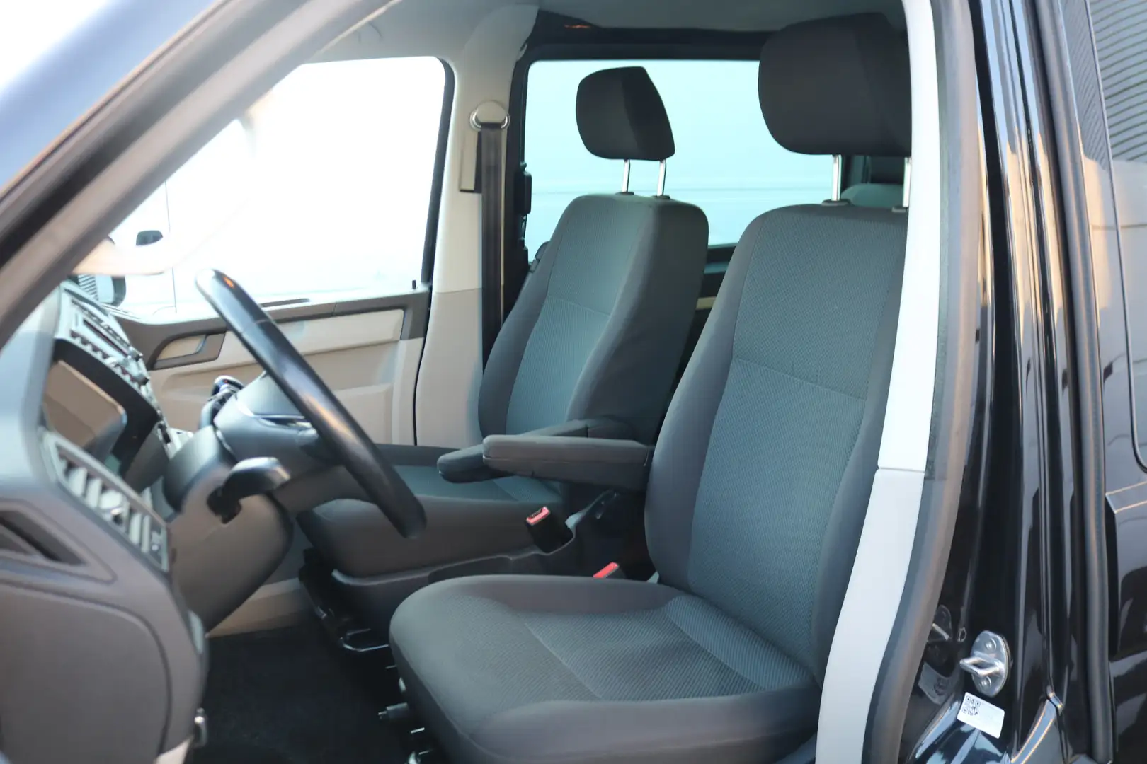 Volkswagen T6 Transporter 2.0 TDI 150pk L2 H1 DC Automaat Airco Navigatie 2x Zwart - 2