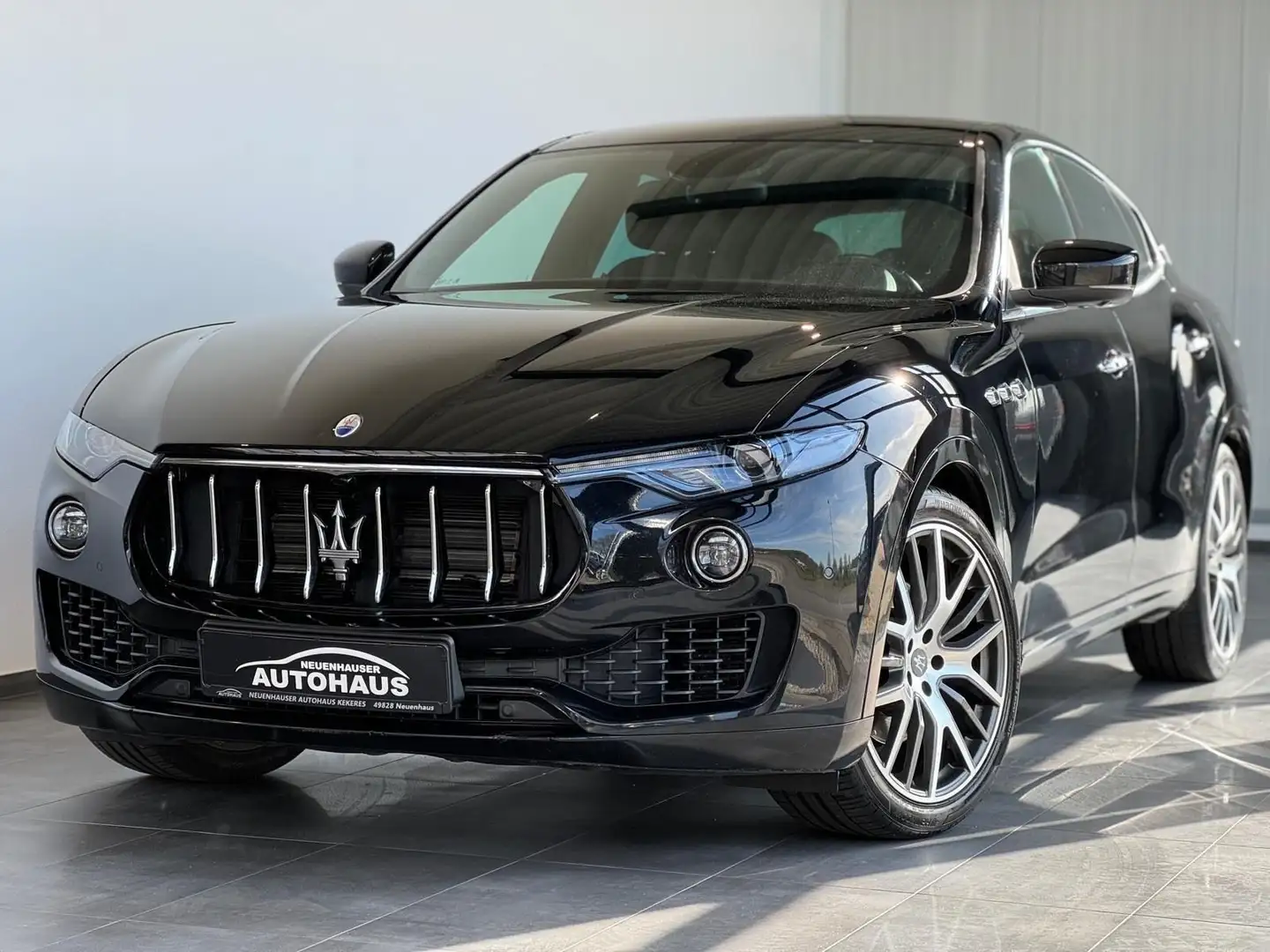 Maserati Levante S Q4 Gransport 4X4 Xenon LED Alcantara Schwarz - 1