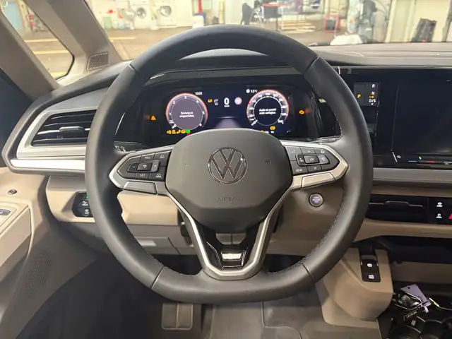 Volkswagen Multivan view 13