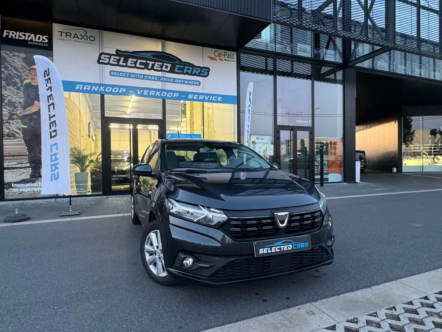 Dacia Sandero SCe Essential Full option Carplay / Camera Grijs - 1