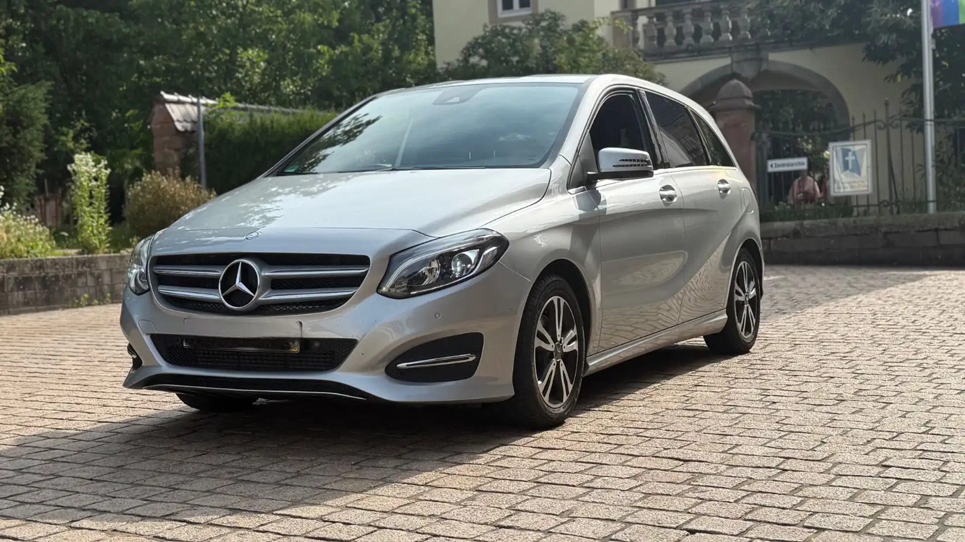 Mercedes-Benz B 180 |NAVI|LED|SHZ|AUTOMATIK|AHK|1.HAND|KAMERA|TEMPO. Argent - 2