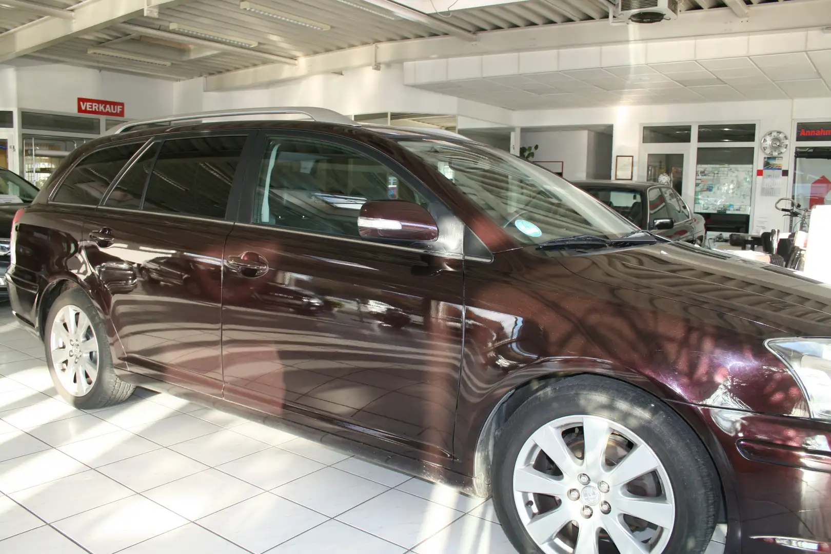 Toyota Avensis 2.0 D-4D Combi Brown - 1