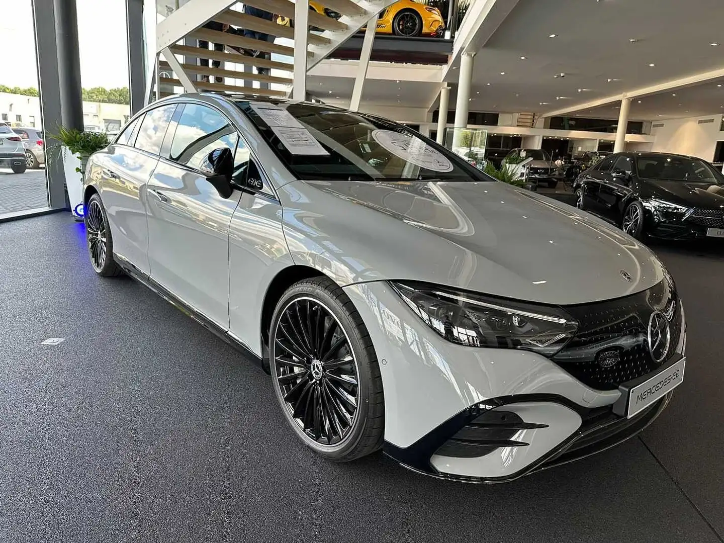 Mercedes-Benz EQE 300 Grijs - 2