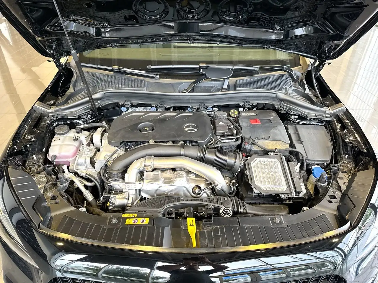 Mercedes-Benz GLA снимка Mercedes-Benz GLA
