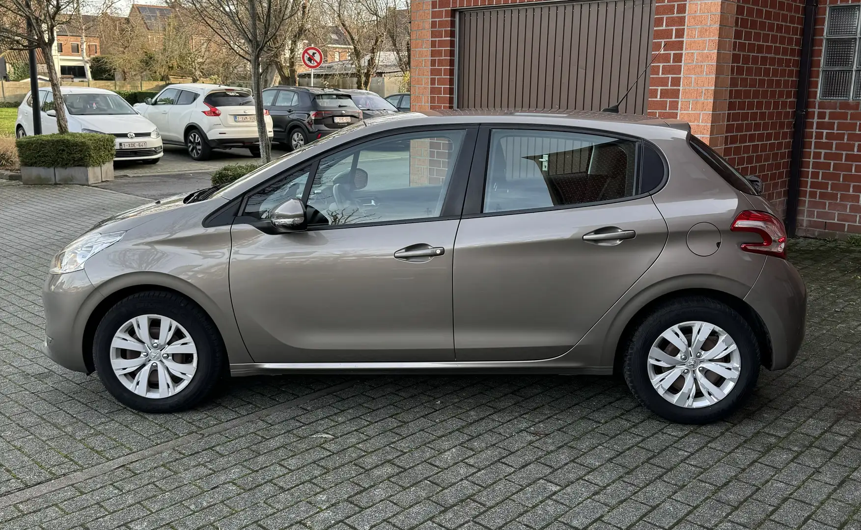 Peugeot 208 1.2 essence *Navigation*Airco*Carnet d entretien Brun - 2