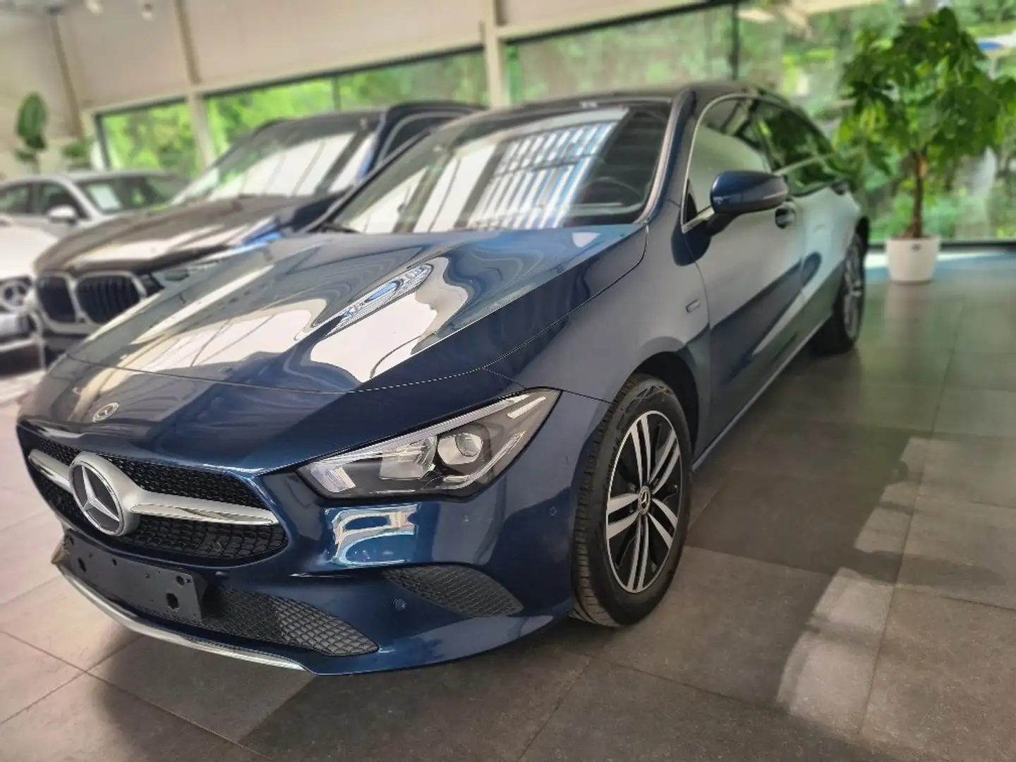 Mercedes-Benz CLA 250 e PHEV Business Solution - SHOOTING Panodak Bleu - 2