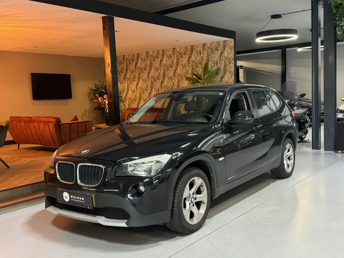 BMW X1 XDrive20d Executive NAP Leder PDC Cruise Navi Clim Zwart - 2