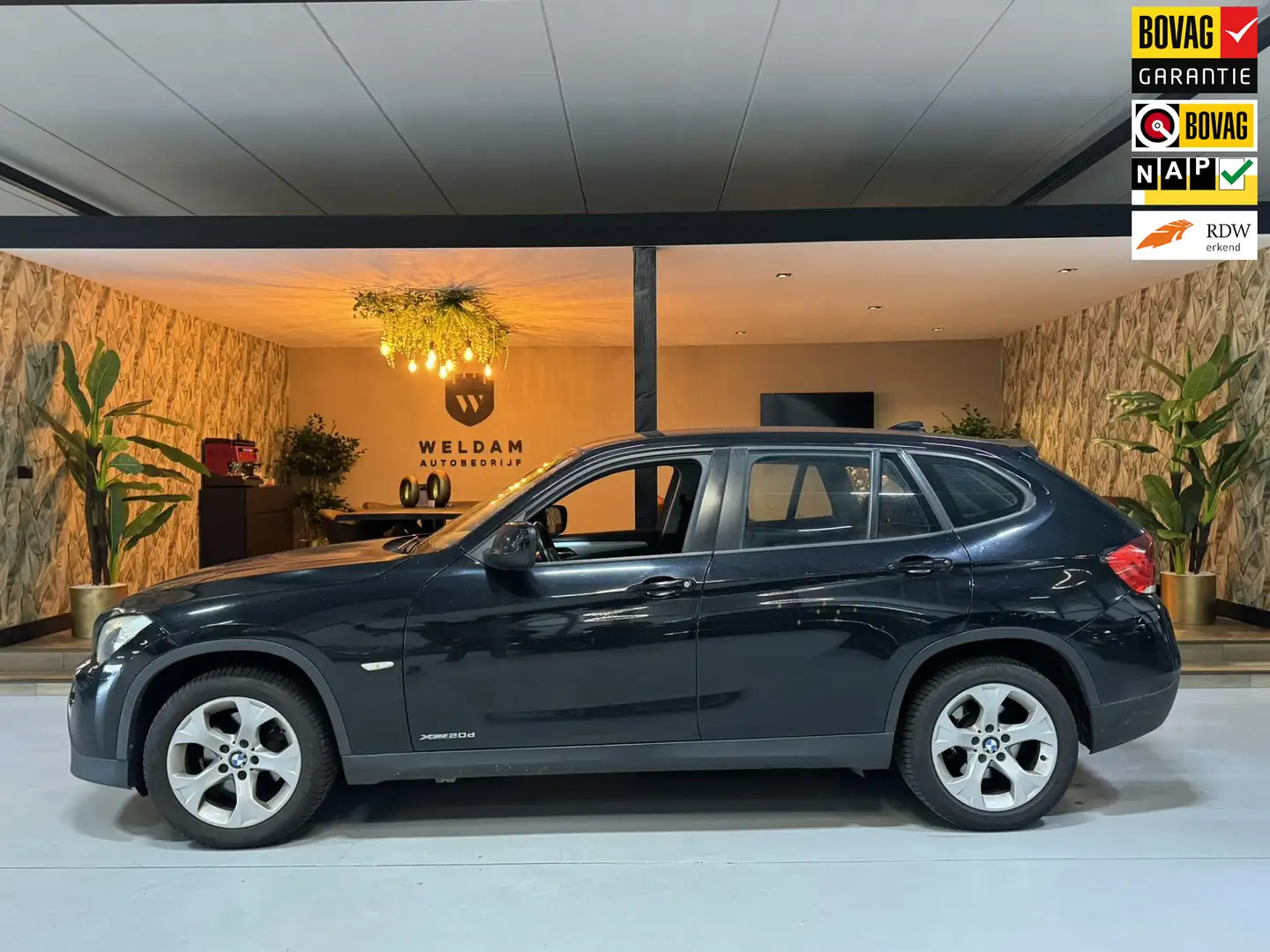 BMW X1 XDrive20d Executive NAP Leder PDC Cruise Navi Clim Zwart - 1