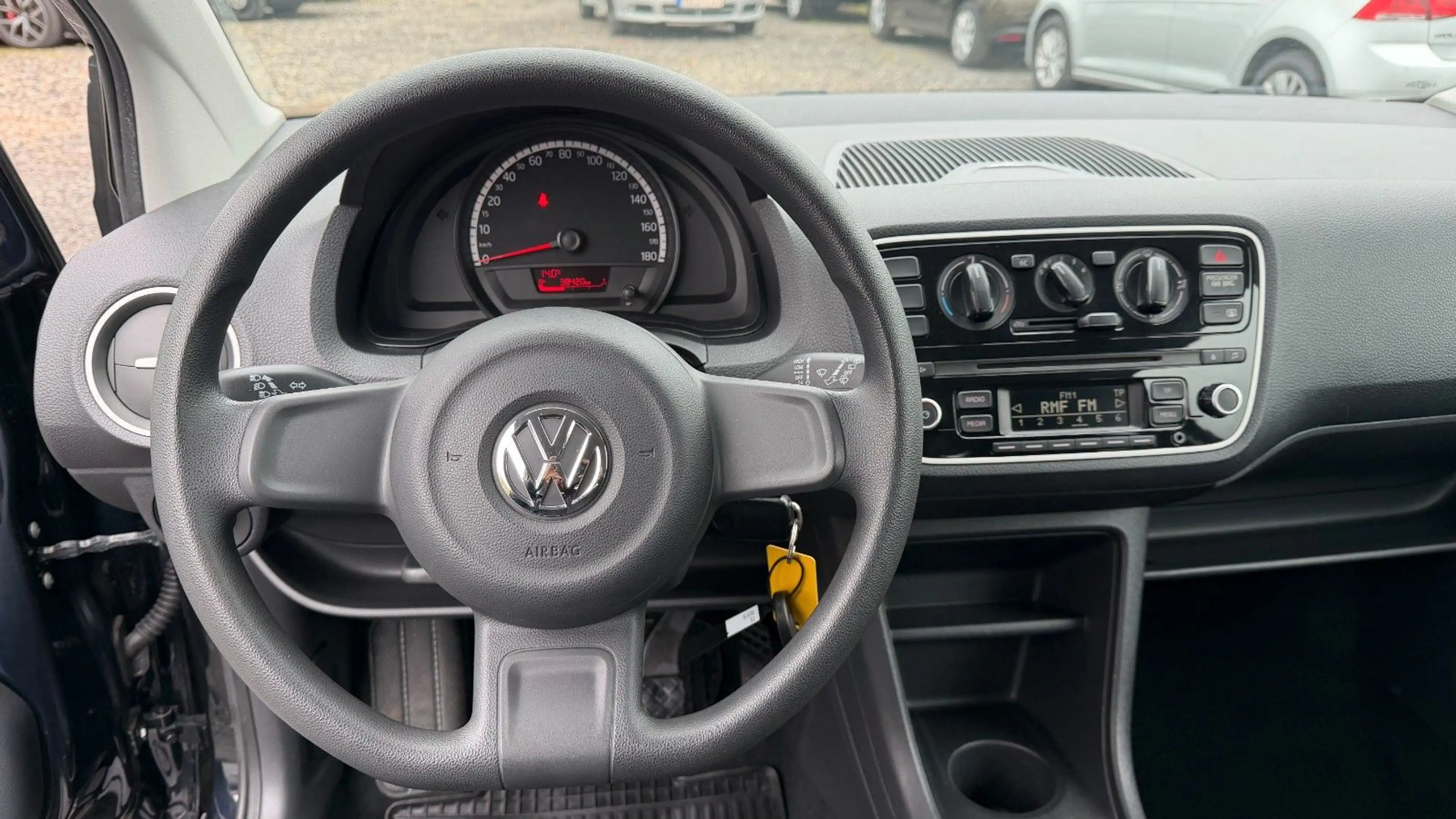 Volkswagen up! take 1-Hand Scheckheft Klima Allwetterreifen — photo 13
