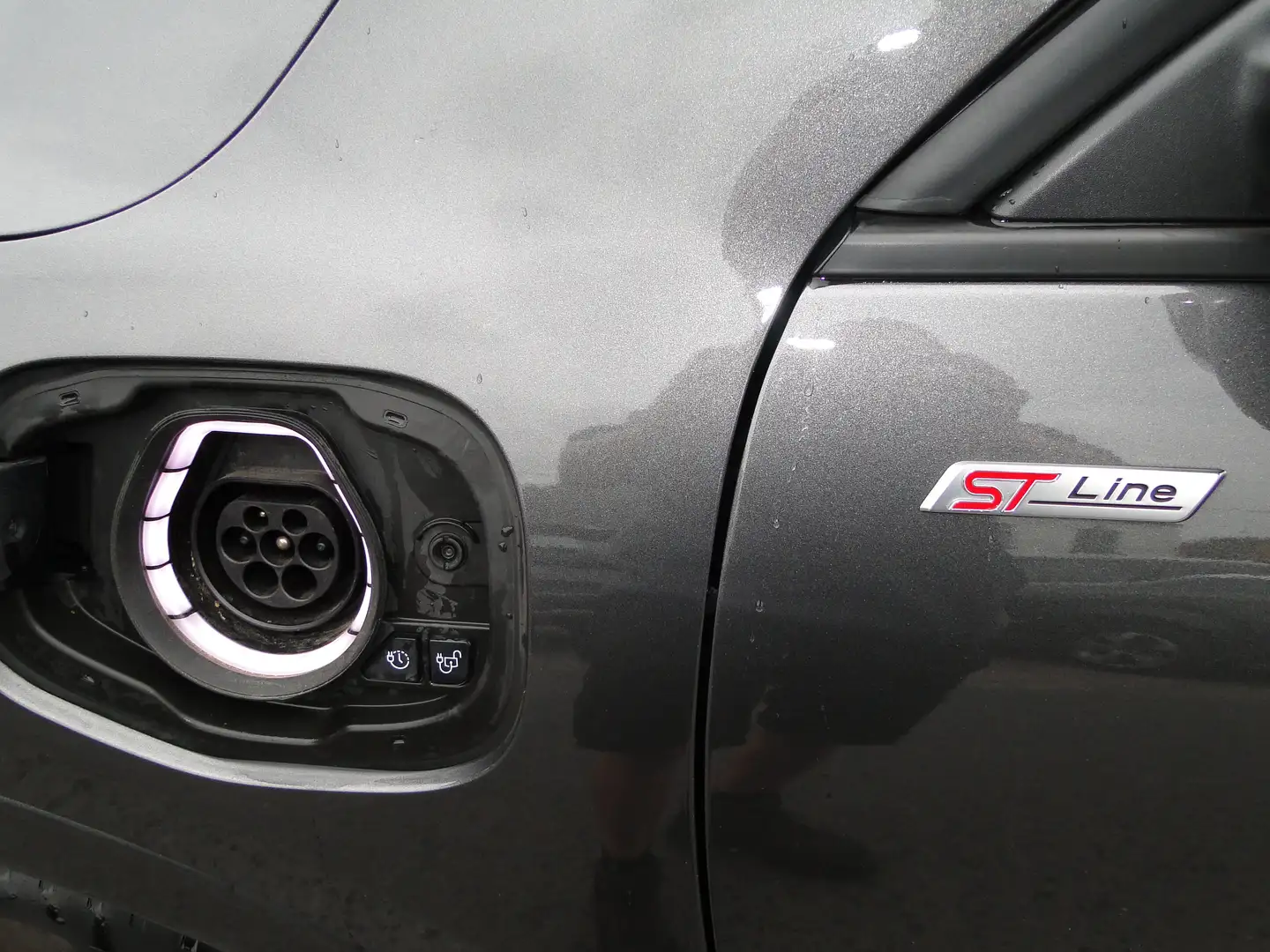 Ford Kuga 2.5 PLUG IN HYBRID ST LINE X Grau - 2