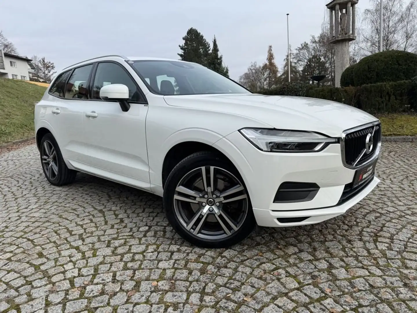 Volvo XC60 Momentum AWD KLIMA TEMPOMAT NAVI LED R-KAM Weiß - 2