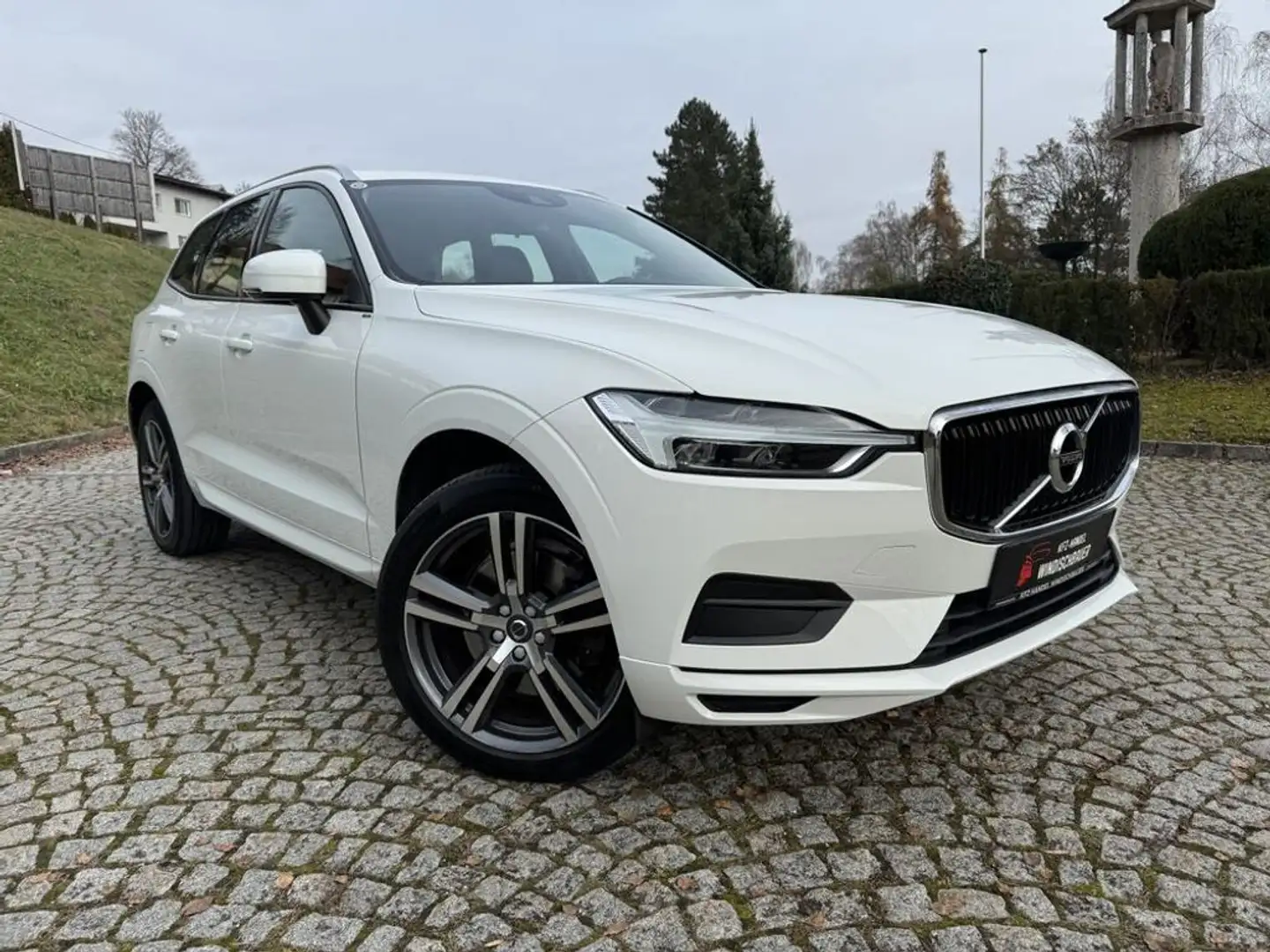 Volvo XC60 Momentum AWD KLIMA TEMPOMAT NAVI LED R-KAM Blanc - 1