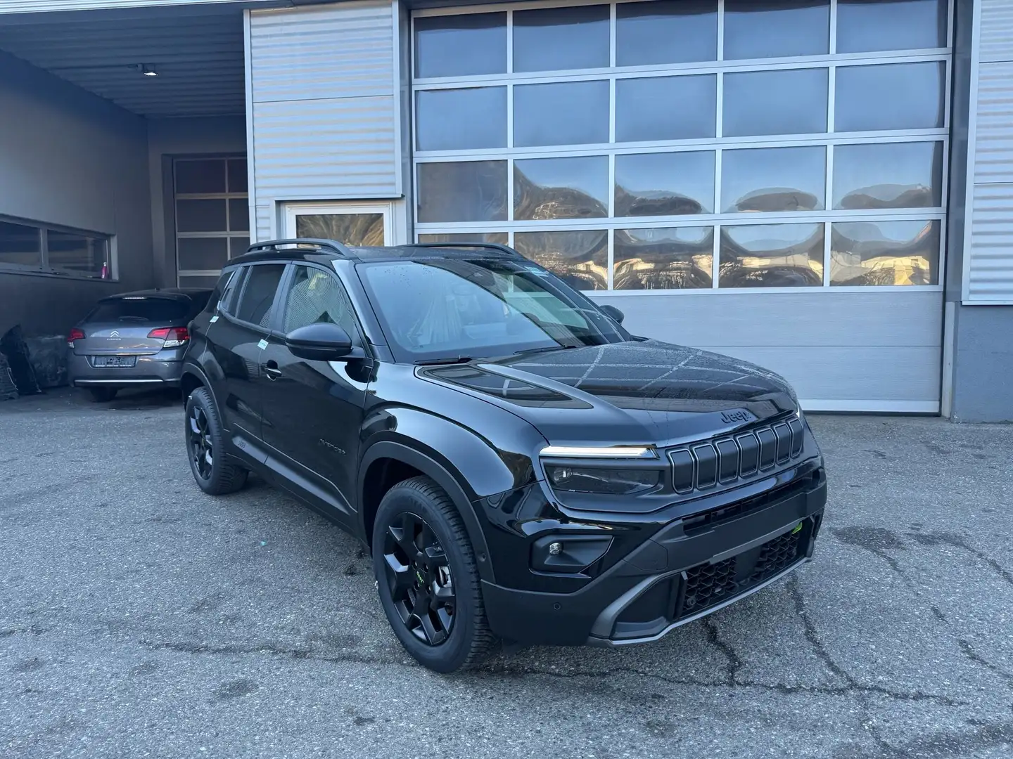 Jeep Avenger Avenger 1.2 T3 e-Hybrid 4xe Overland Schwarz - 1