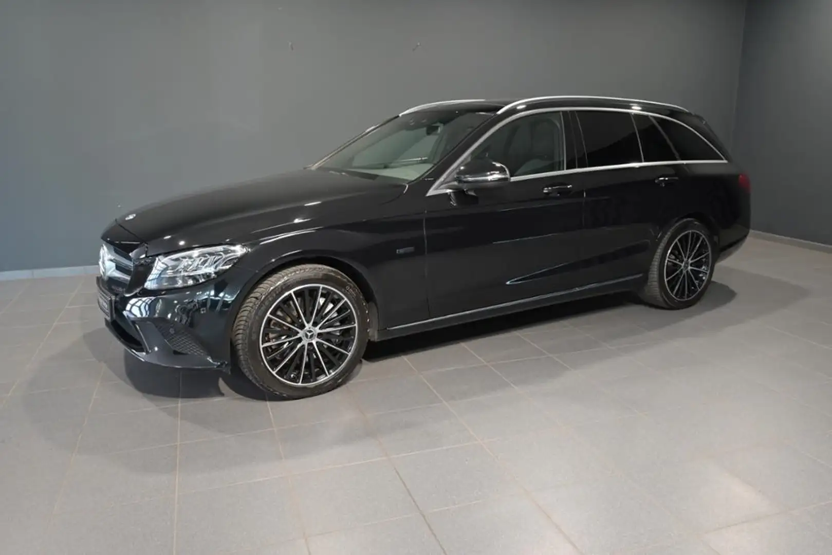 Mercedes-Benz C 300 e T AVANTGARDE/PANO/LED/KAMERA/SHZ/COMAND Чёрный - 1