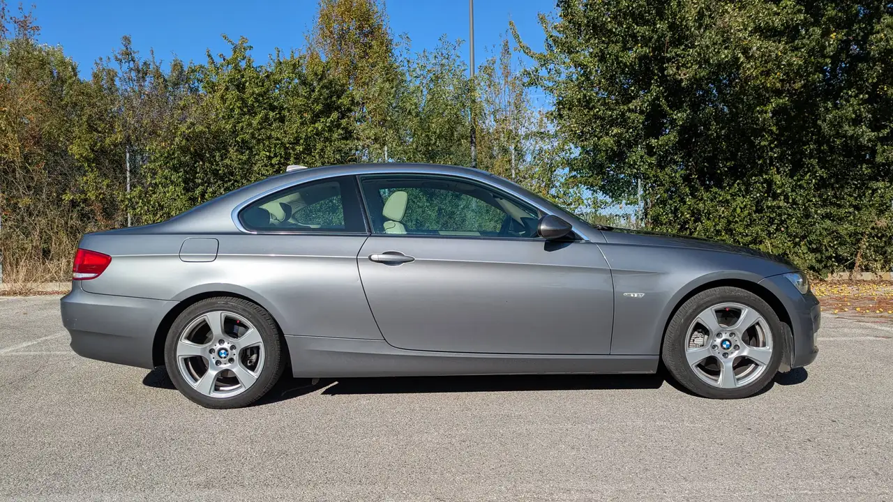 BMW 325 Serie 3 E92 Coupe 325i Coupe Futura — photo 1 of 15