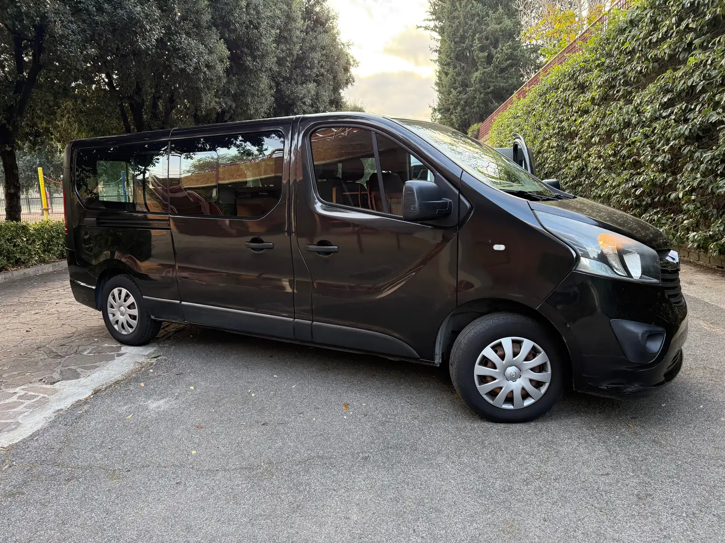 Opel Vivaro Nero - 1