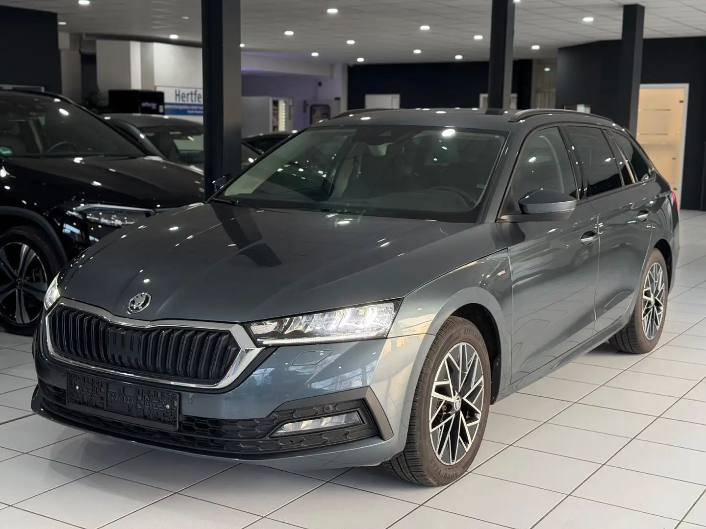Skoda Octavia Combi Clever*KAMERA*AHK*MASSAGE*ACC*WINT Grau - 1