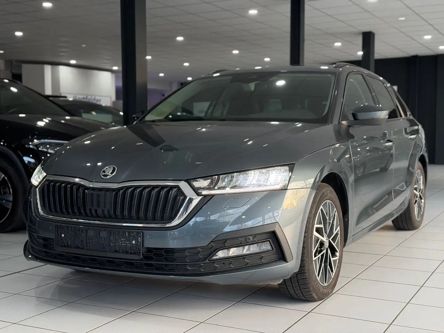 Skoda Octavia Combi Clever*KAMERA*AHK*MASSAGE*ACC*WINT Grau - 2