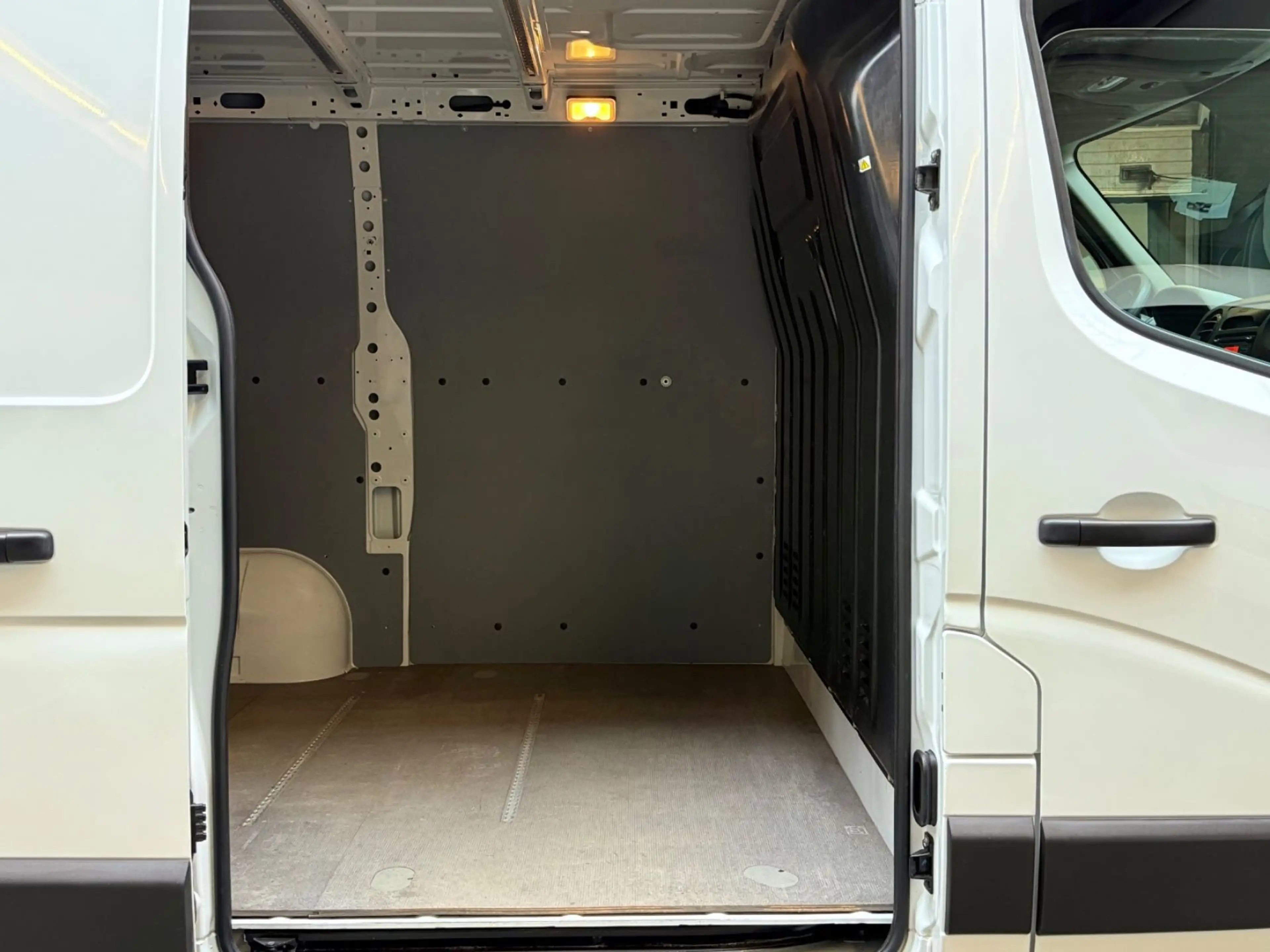 Nissan NV400 2.3 D L1H1 3,3t AHK KLIMA 3-SITZER USB — photo 10