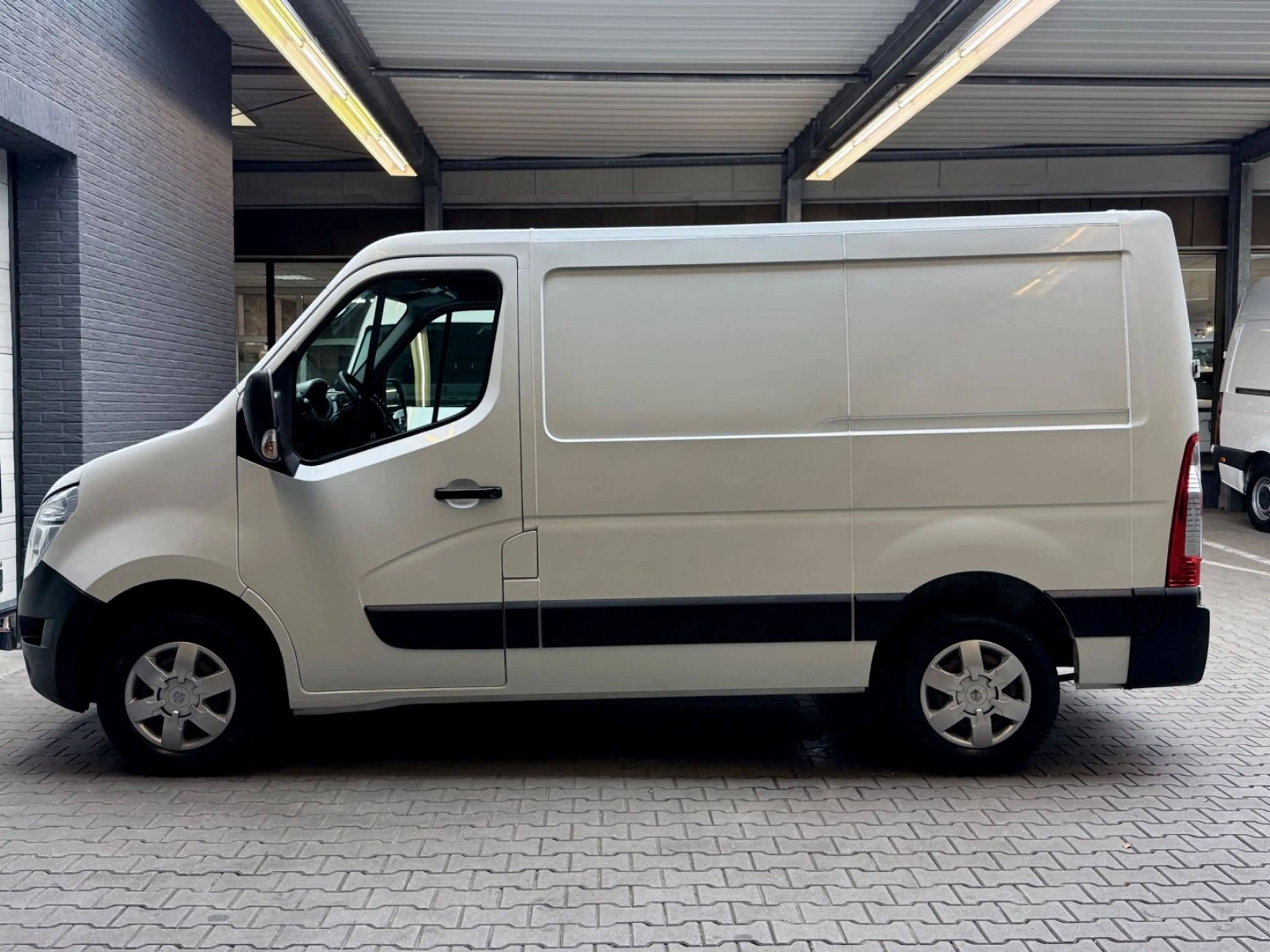 Nissan NV400 2.3 D L1H1 3,3t AHK KLIMA 3-SITZER USB — photo 3