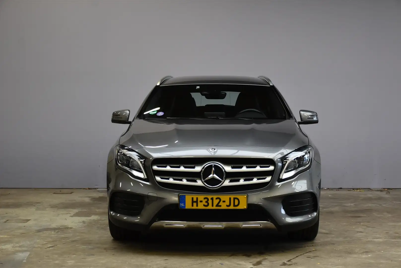 Mercedes-Benz GLA 180 7G-DCT AMG Line Premium Plus Grau - 2