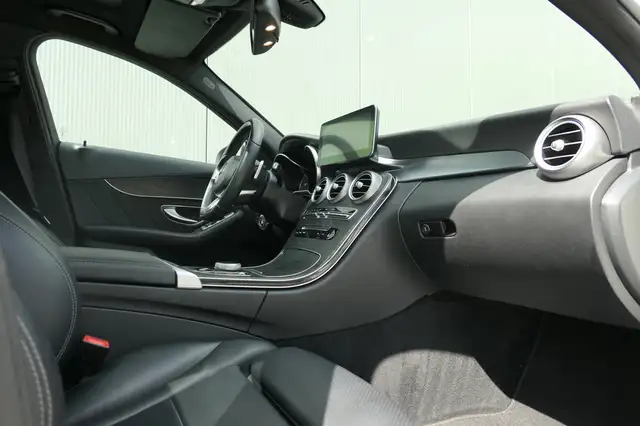 Mercedes-Benz C-Class view 26