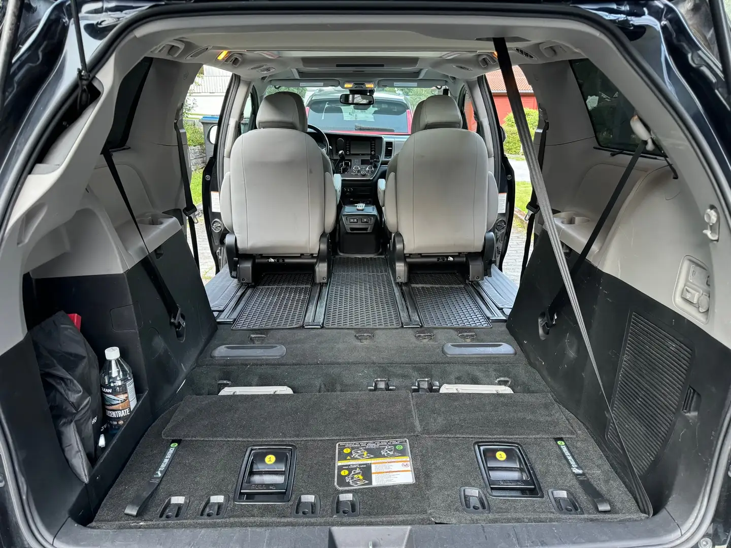 Toyota Sienna Limited 3.5L V6 AWD • Édition haut de gamme • Attelage Schwarz - 2