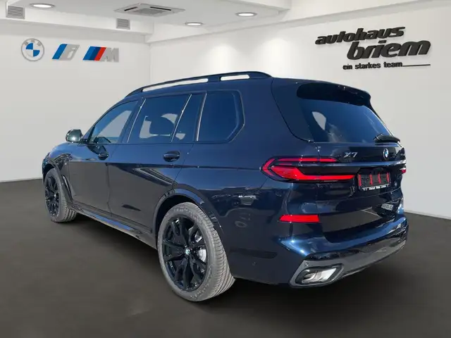 BMW X7 view 4