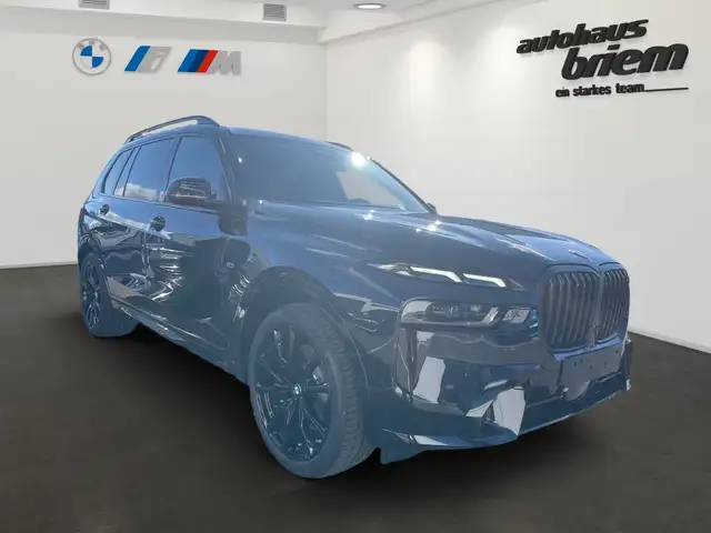 BMW X7 view 2