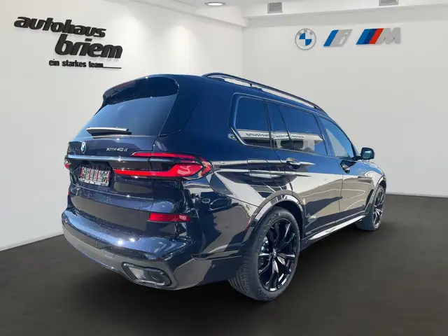 BMW X7 view 3