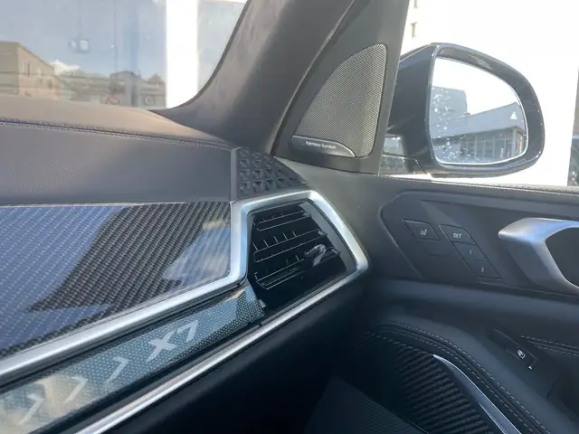 BMW X7 view 15