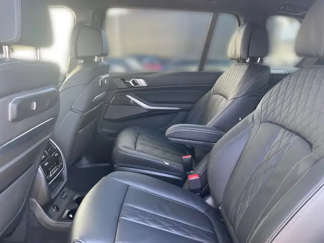 BMW X7 view 11