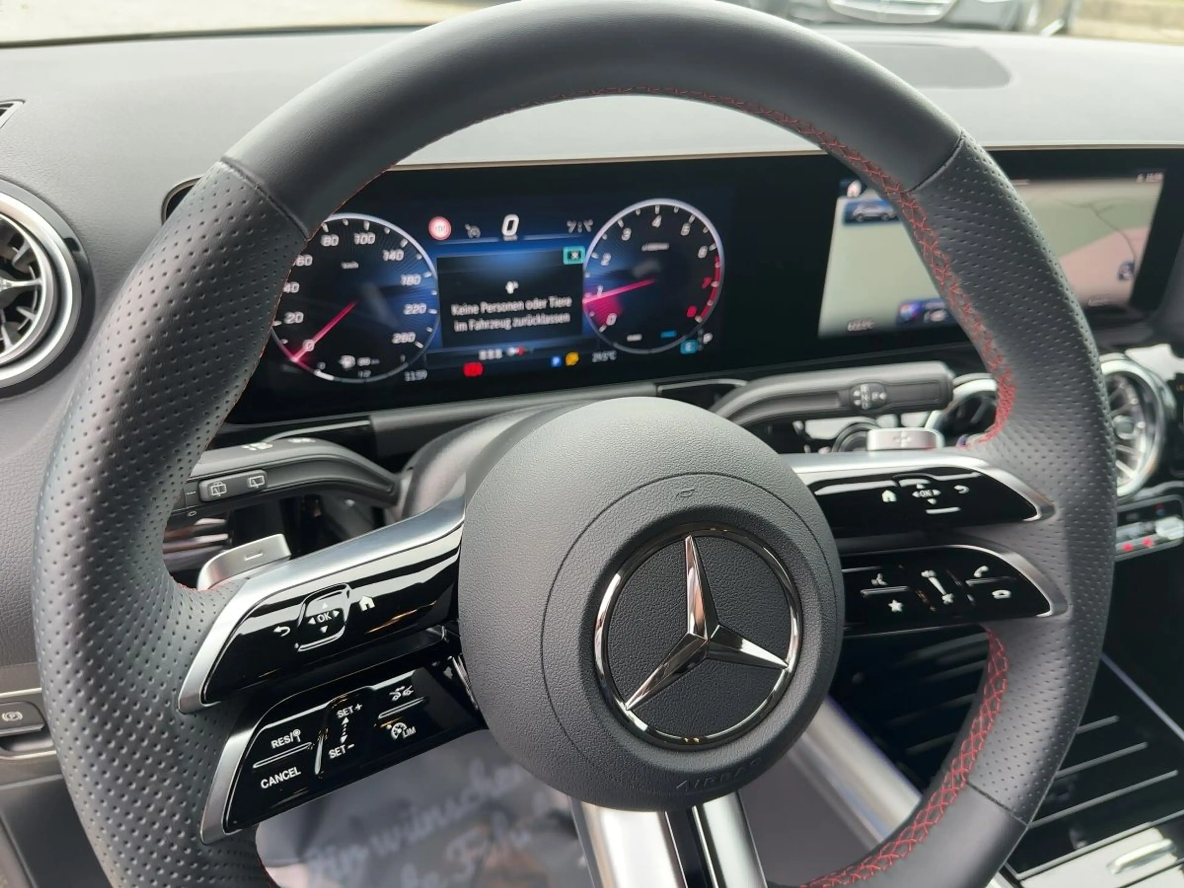 Mercedes-Benz GLA 180 Österreich-Edition AMG Line KeyGo PTS — photo 11
