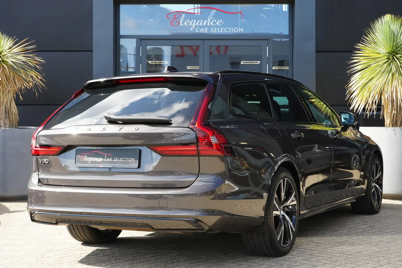 Volvo V90 2.0 T6 AWD R-Design 340pk Panoramadak/Stoelverwarm Gris - 2