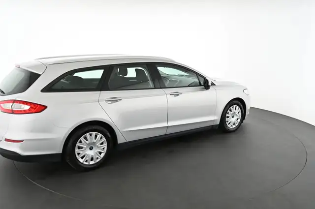 Ford Mondeo view 4